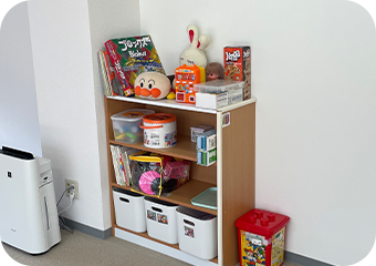 絵本、おもちゃの棚